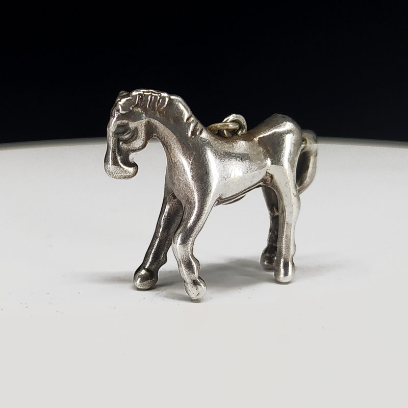 Stříbrný přívěsek ve tvaru koně, Mexiko