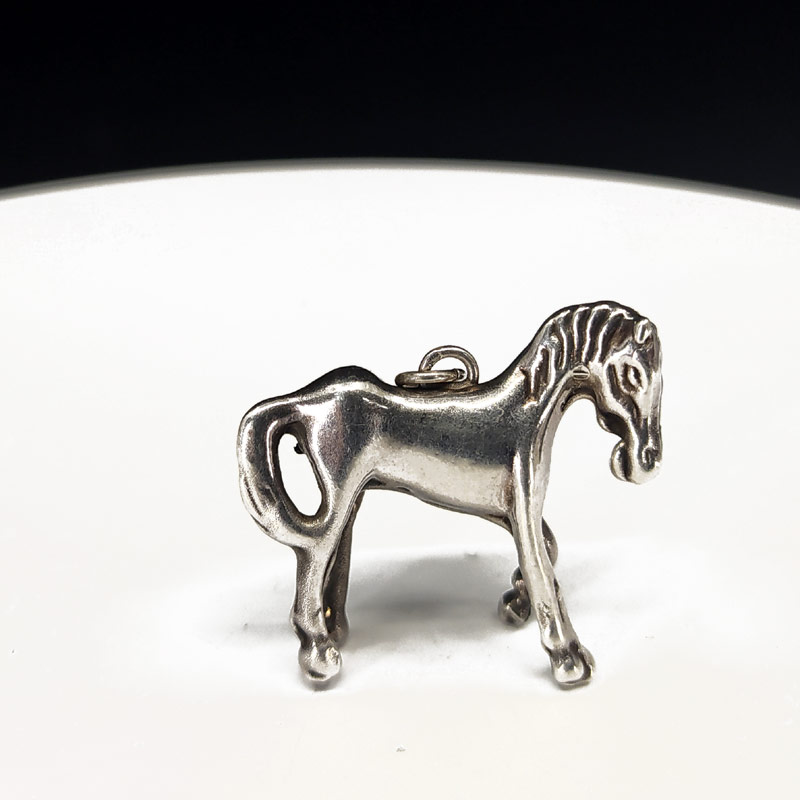 Stříbrný přívěsek ve tvaru koně, Mexiko