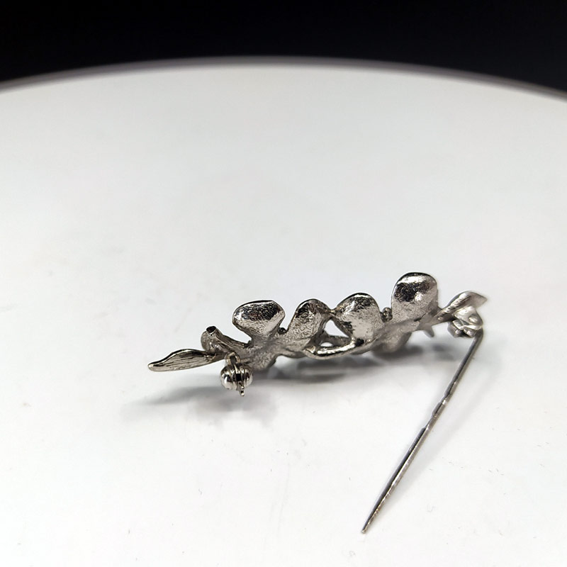 Stříbrná brož ve tvaru kvítků