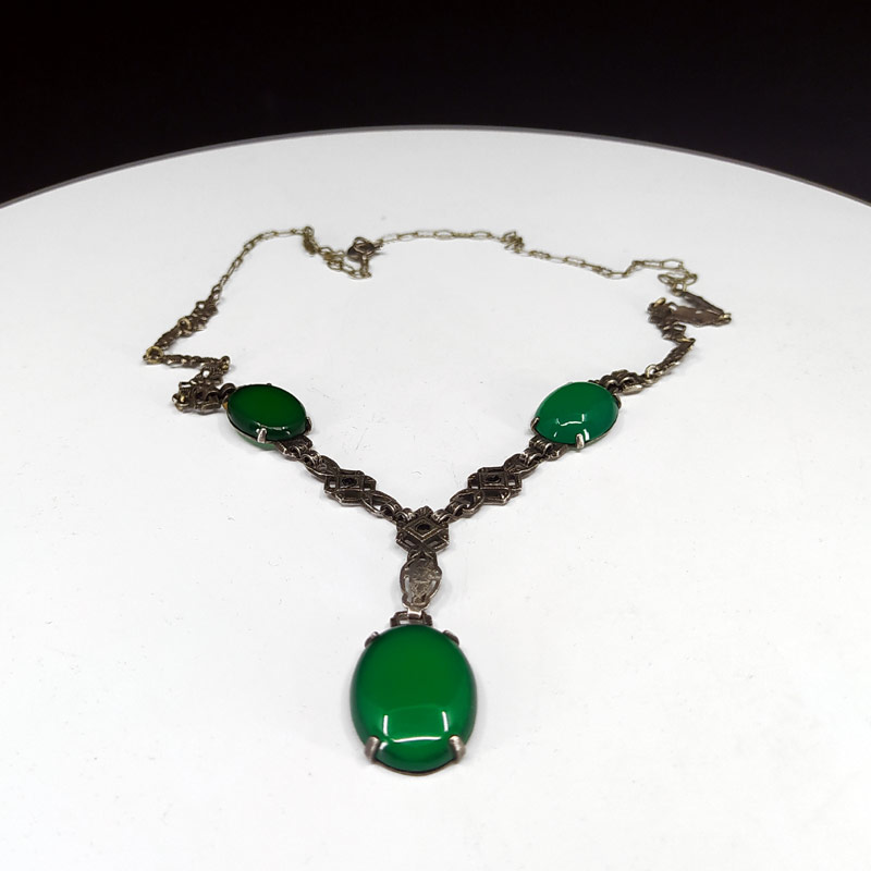 Stříbrný náhrdelník v historizujícím stylu se zelenými kameny