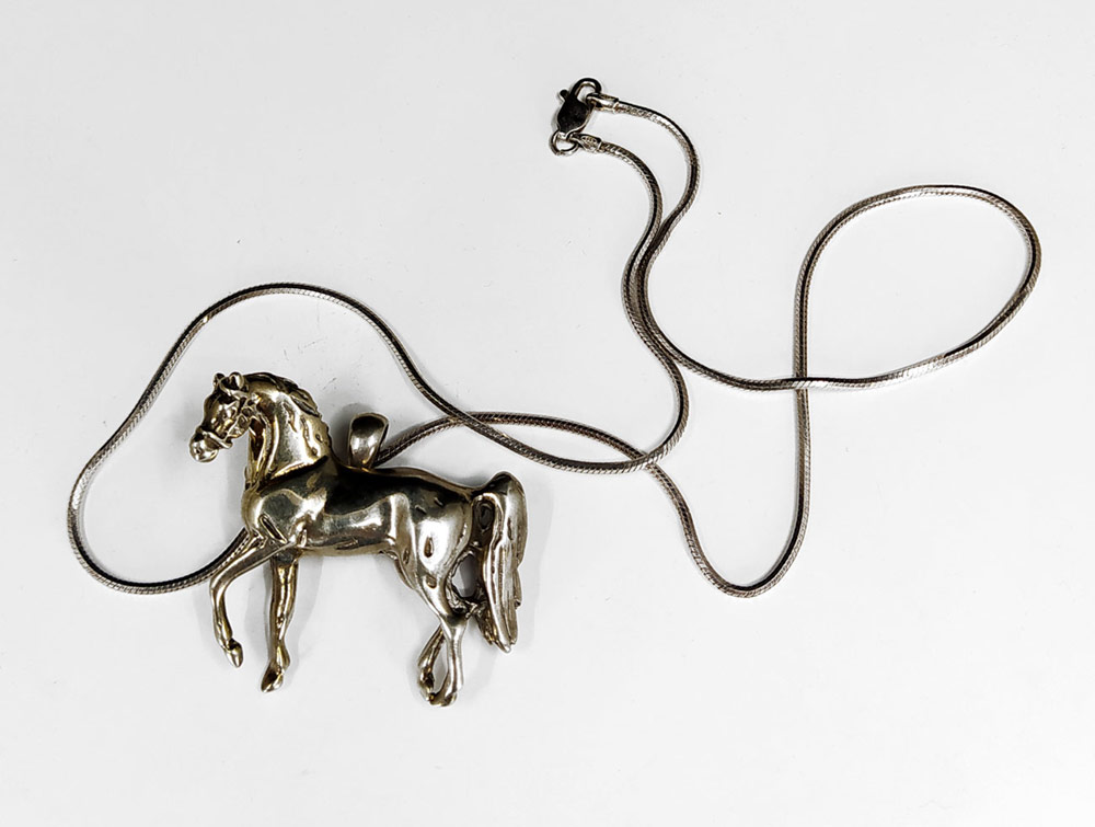 Stříbrný přívěsek i brož ve tvaru koně s řetízkem, Mexiko