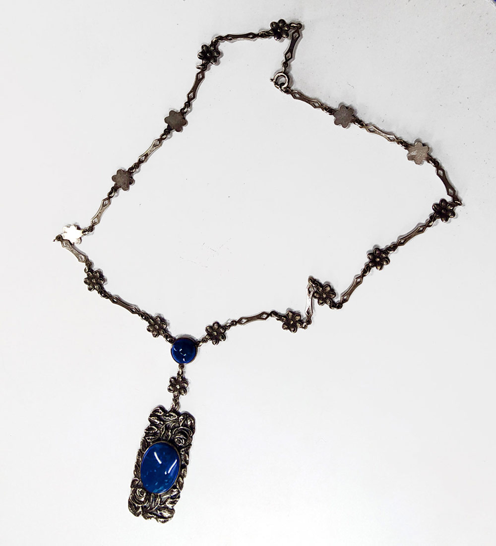 Stříbrný náhrdelník s lapis lazuli s květinovým dekorem