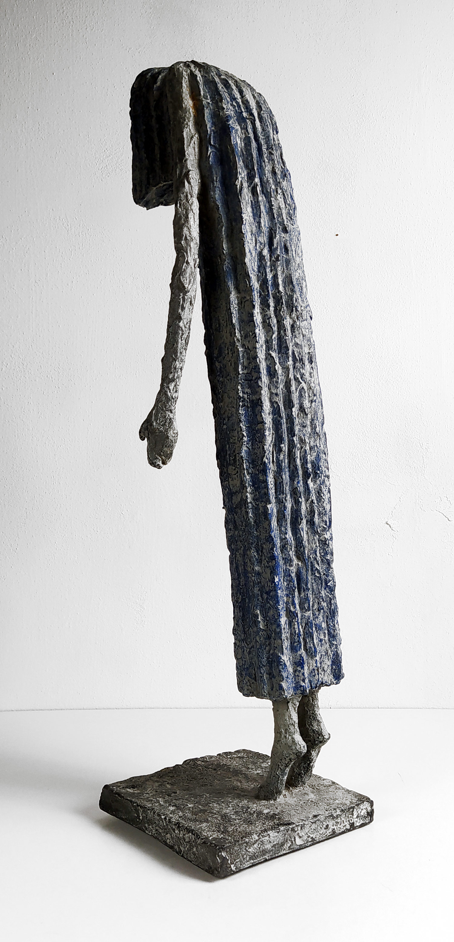 Zoubek Olbram – Žena v prázdnu, olověná socha, výška 53,3 cm, 1990