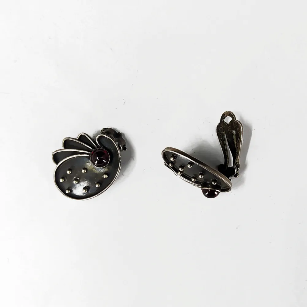 Stříbrné náušnice osazené granáty – klips