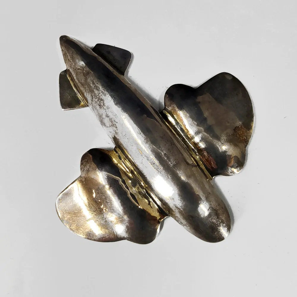 Stříbrná brož tepaná – ve tvaru letadla