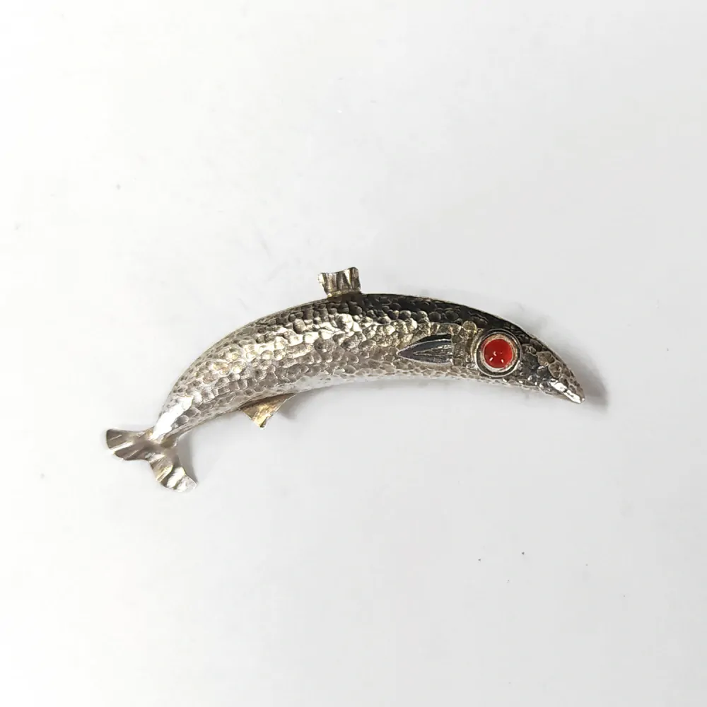 Stříbrná brož tepaná – pstruh s oranžovým okem