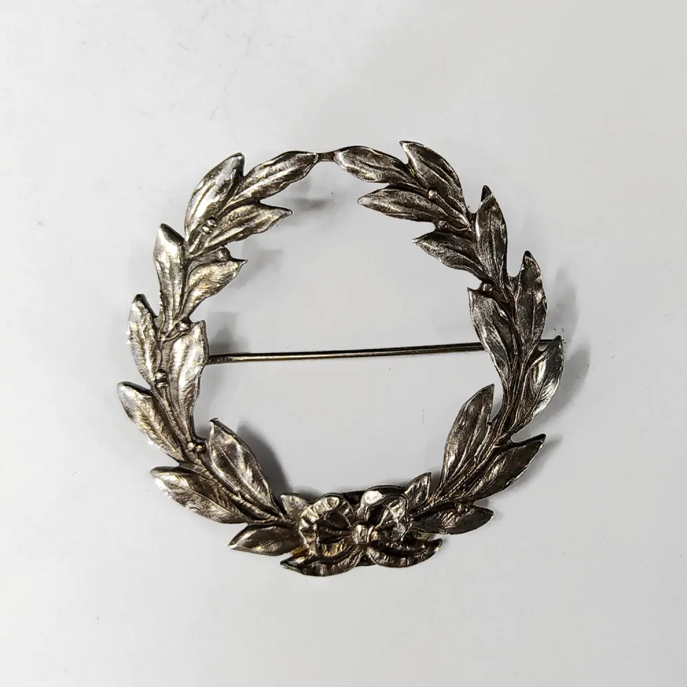 Stříbrná brož tepaná – vavřínový věnec