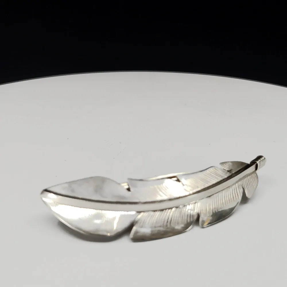 Stříbrná spona do vlasů, Billy Long Sterling, vychází z tradic indiánů Navahů