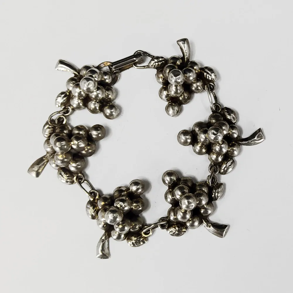 Stříbrný článkový náramek s hrozny vinné révy