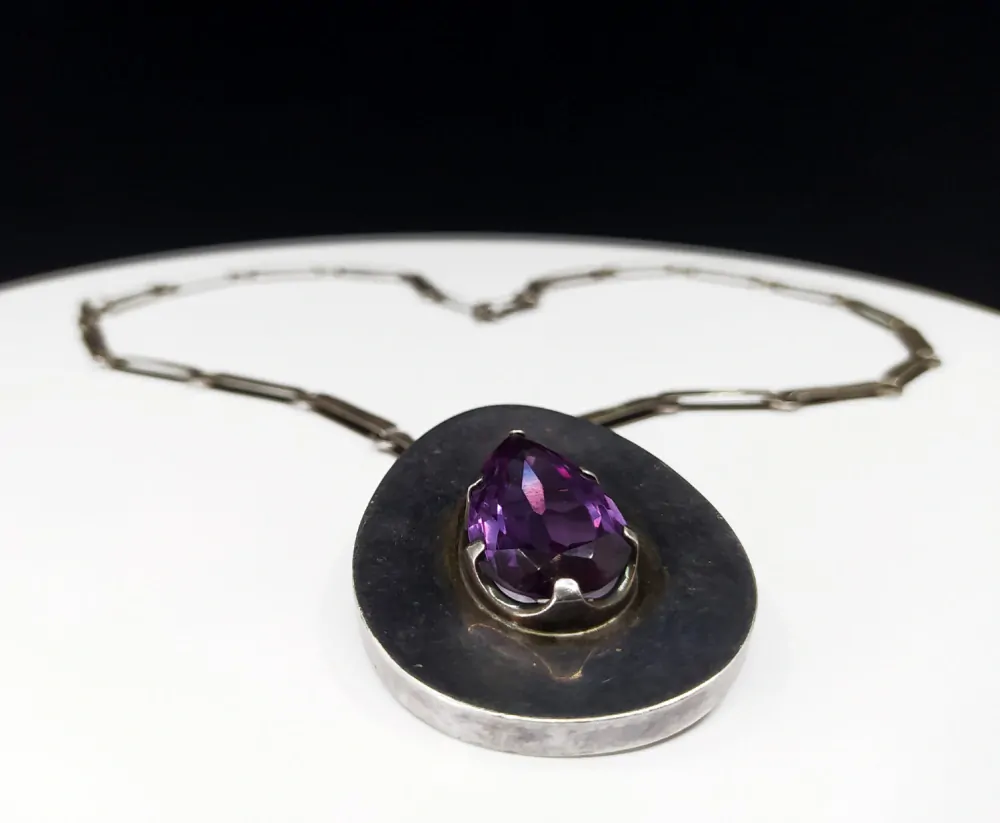 Stříbrný náhrdelník s  přívěskem (brož) se syntetickým ametystem – Los Ballesteros