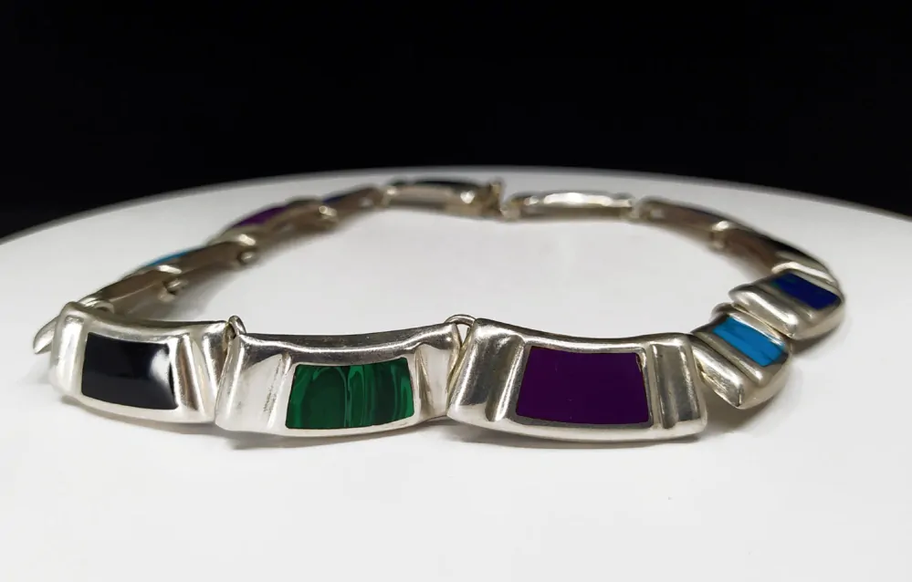 Stříbrný článkový náhrdelník s onyxem, tyrkysem, malachitem, azuritem a fialovým kamenem – Mexico