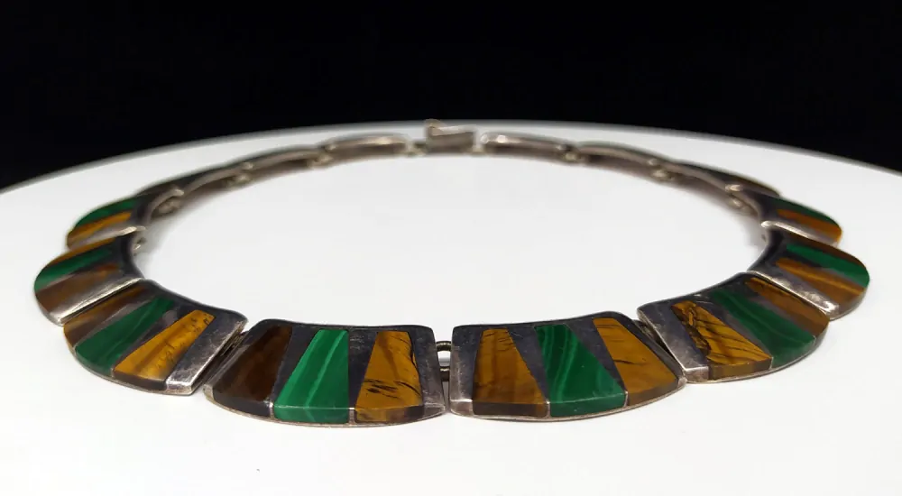 Stříbrný článkový náhrdelník s tygřím okem a malachitem – Taxco, Mexiko