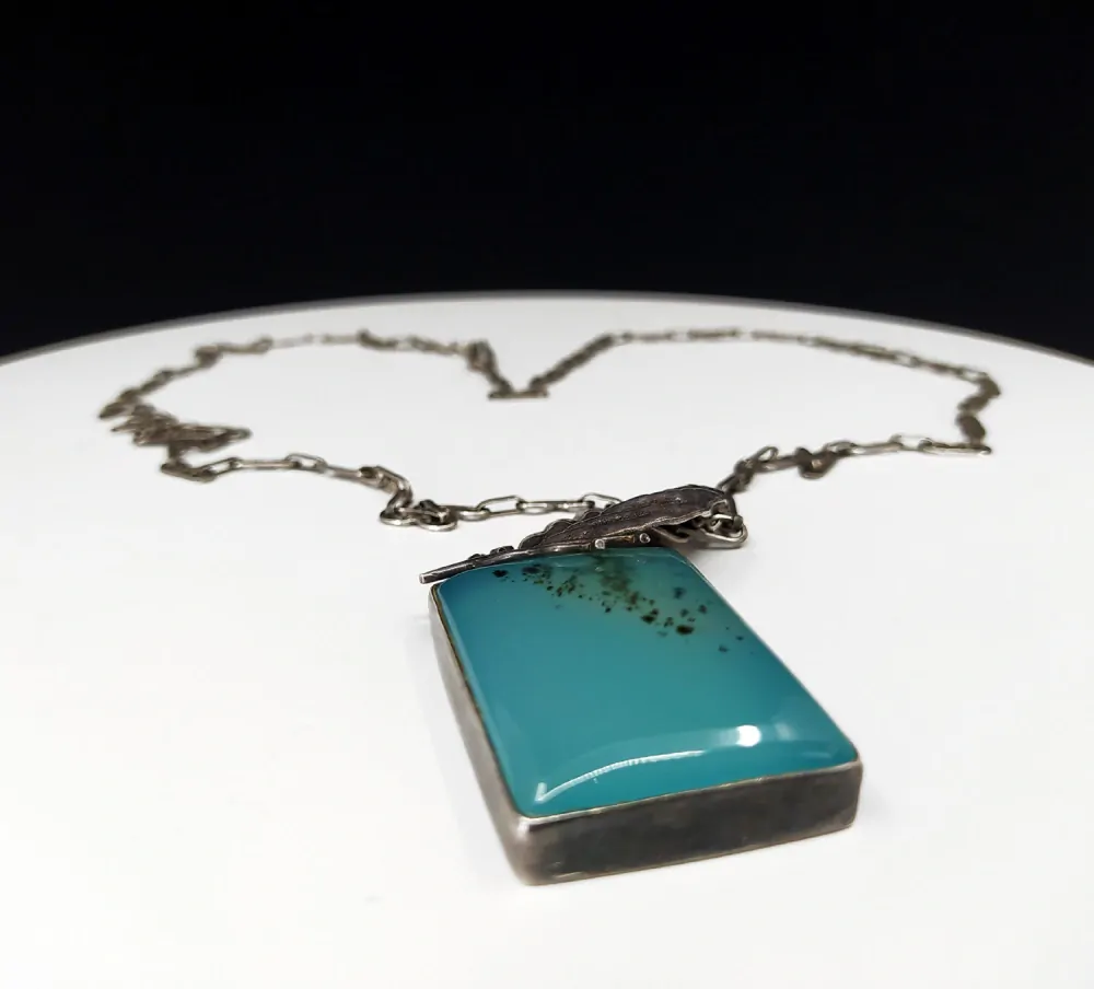 Kinetický stříbrný přívěsek s achátem s rostlinným motivem na řetízku