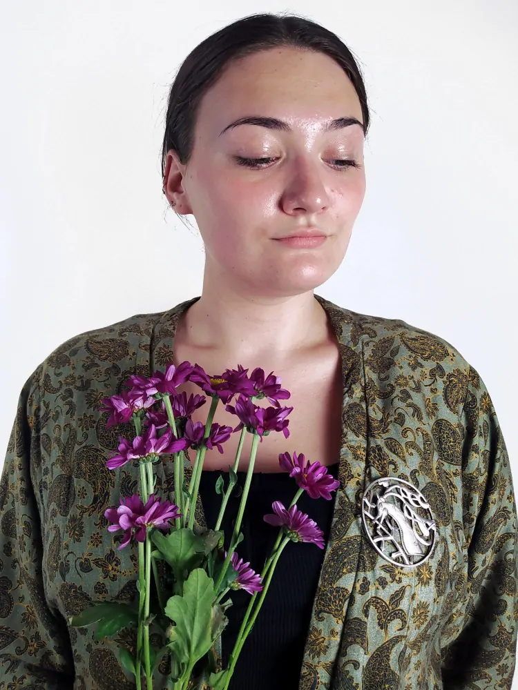 Stříbrná prořezávaná brož se stylizovaným jelenem ve stylu Art deca