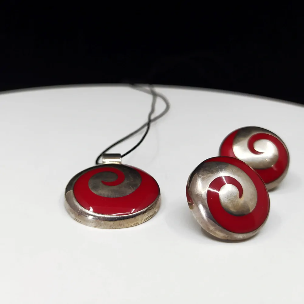 Stříbrná souprava se vsazeným červeným kamenem - náušnice a přívěsek