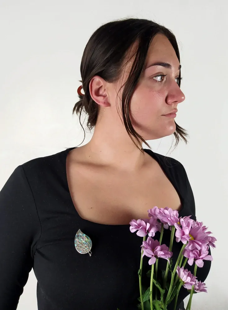 Stříbrný přívěsek s perletí ve tvaru listu s řetízkem – Mexiko