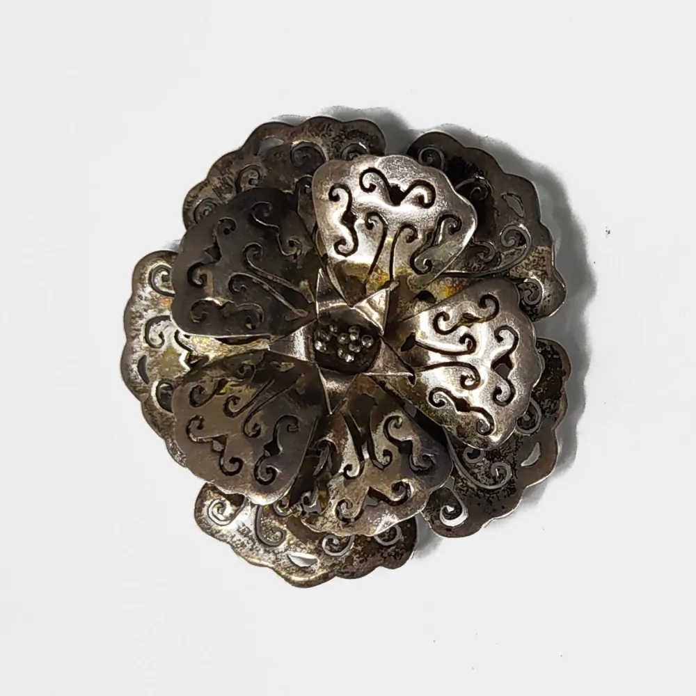 Stříbrná spona ve tvaru granátového jablka – Mexiko