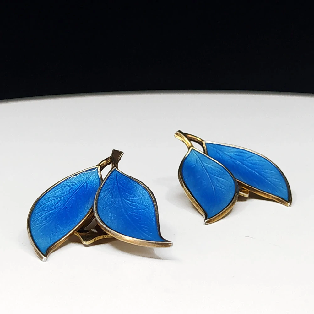 Náušnice ze zlaceného stříbra ve tvaru listu se smaltem, Brødrene Bjorklund, Dánsko