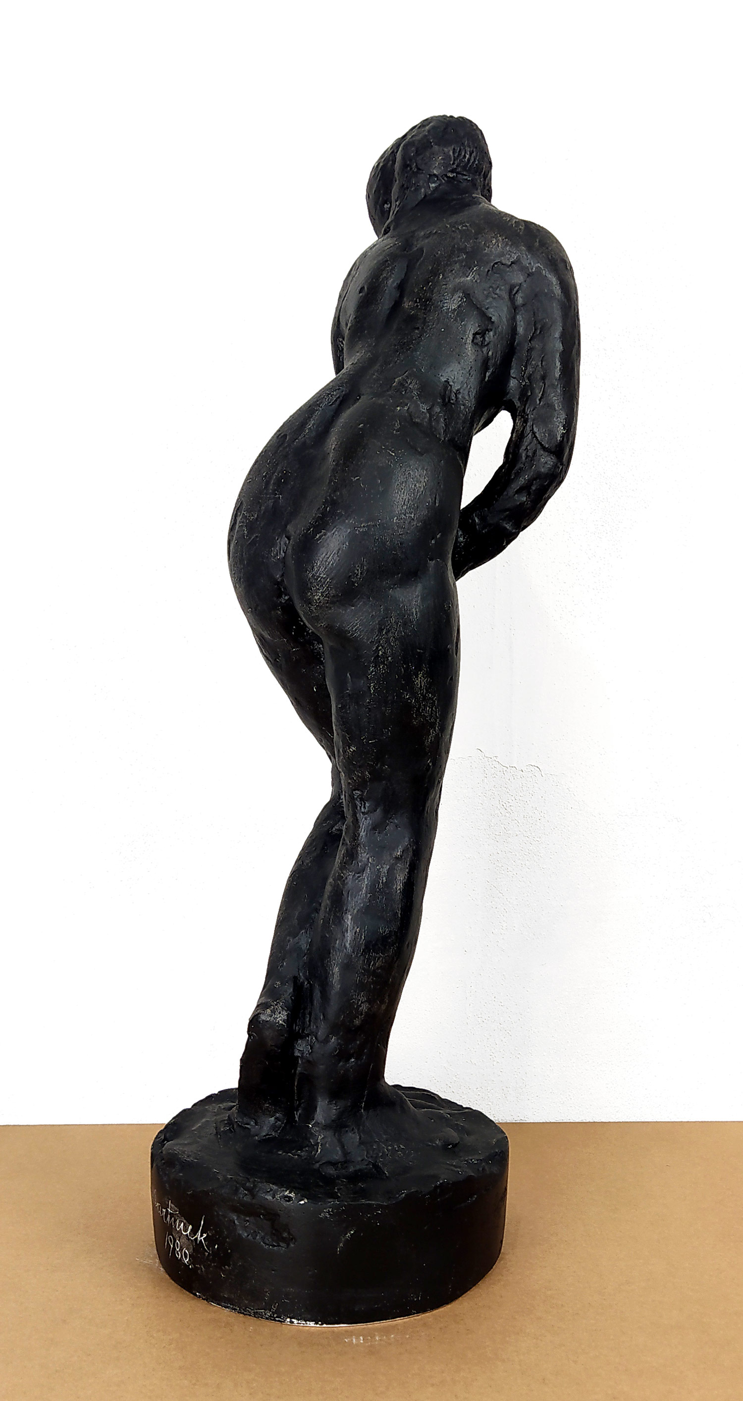 Martínek Ladislav – Stojící dívka, figurální plastika, patinovaná sádra, signováno v podstavci, 1980