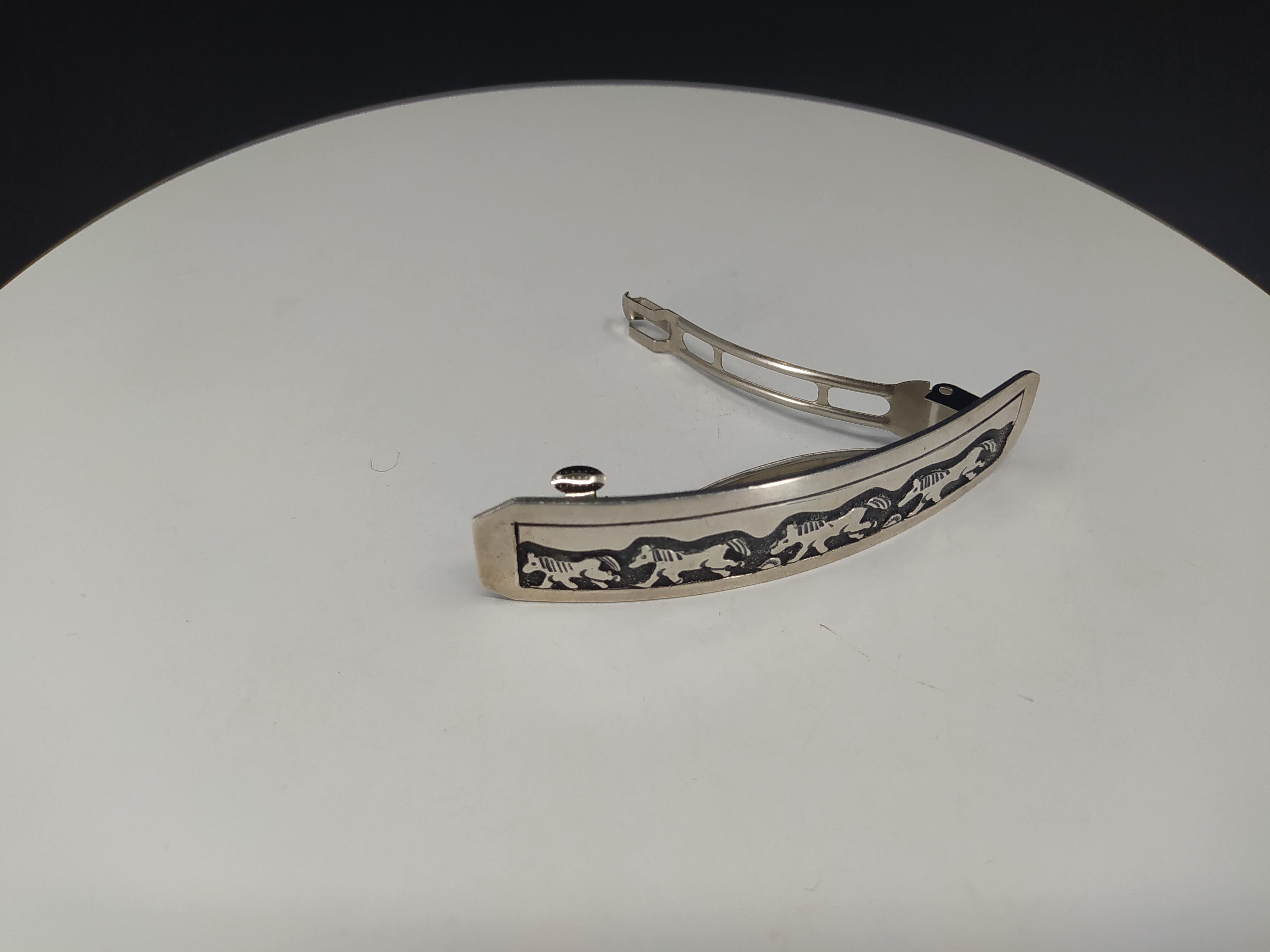 Stříbrná spona do vlasů, dekor běžících koní