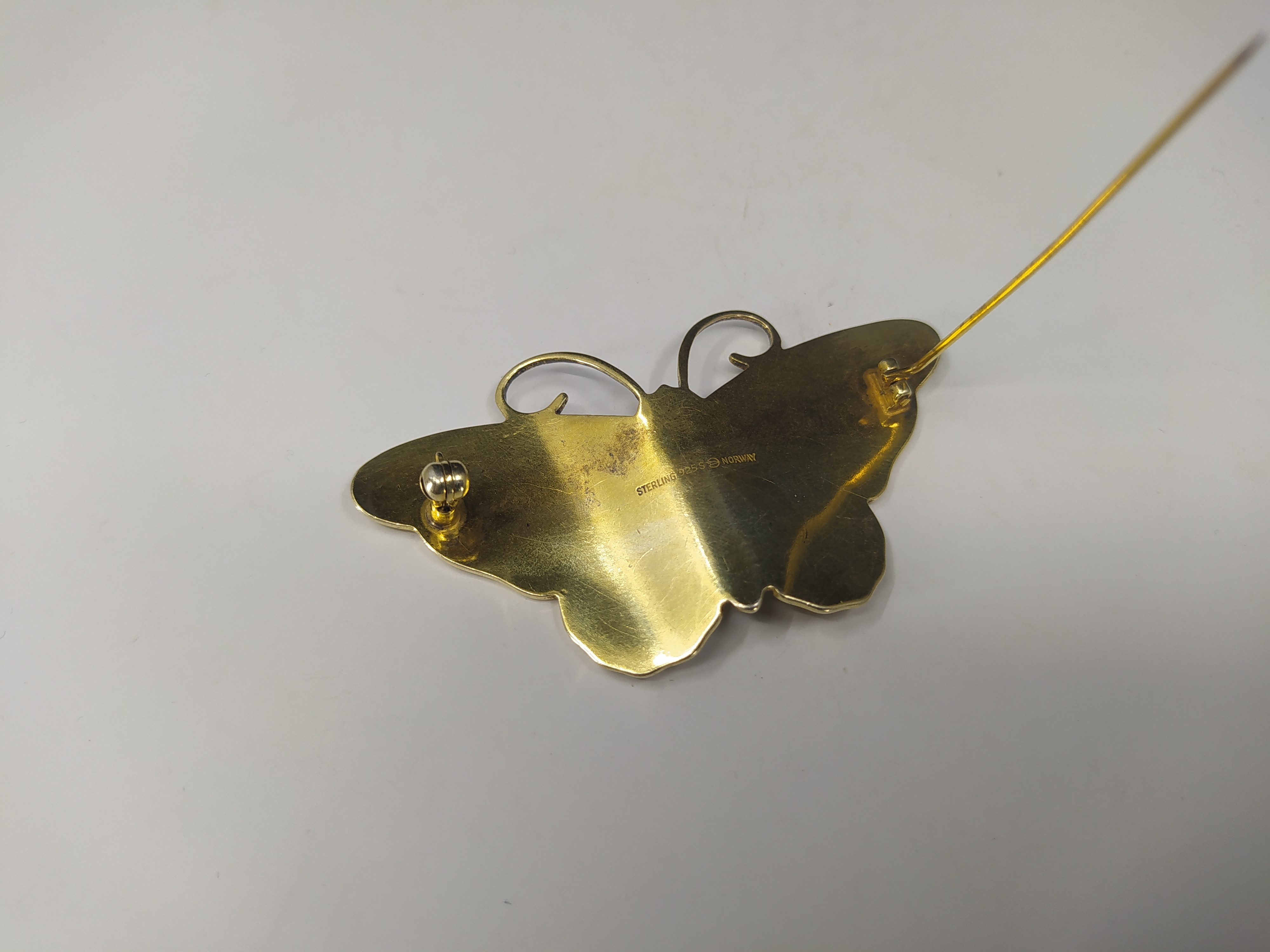 Brož ze zlaceného stříbra ve tvaru motýla se smaltem, Skandinávie