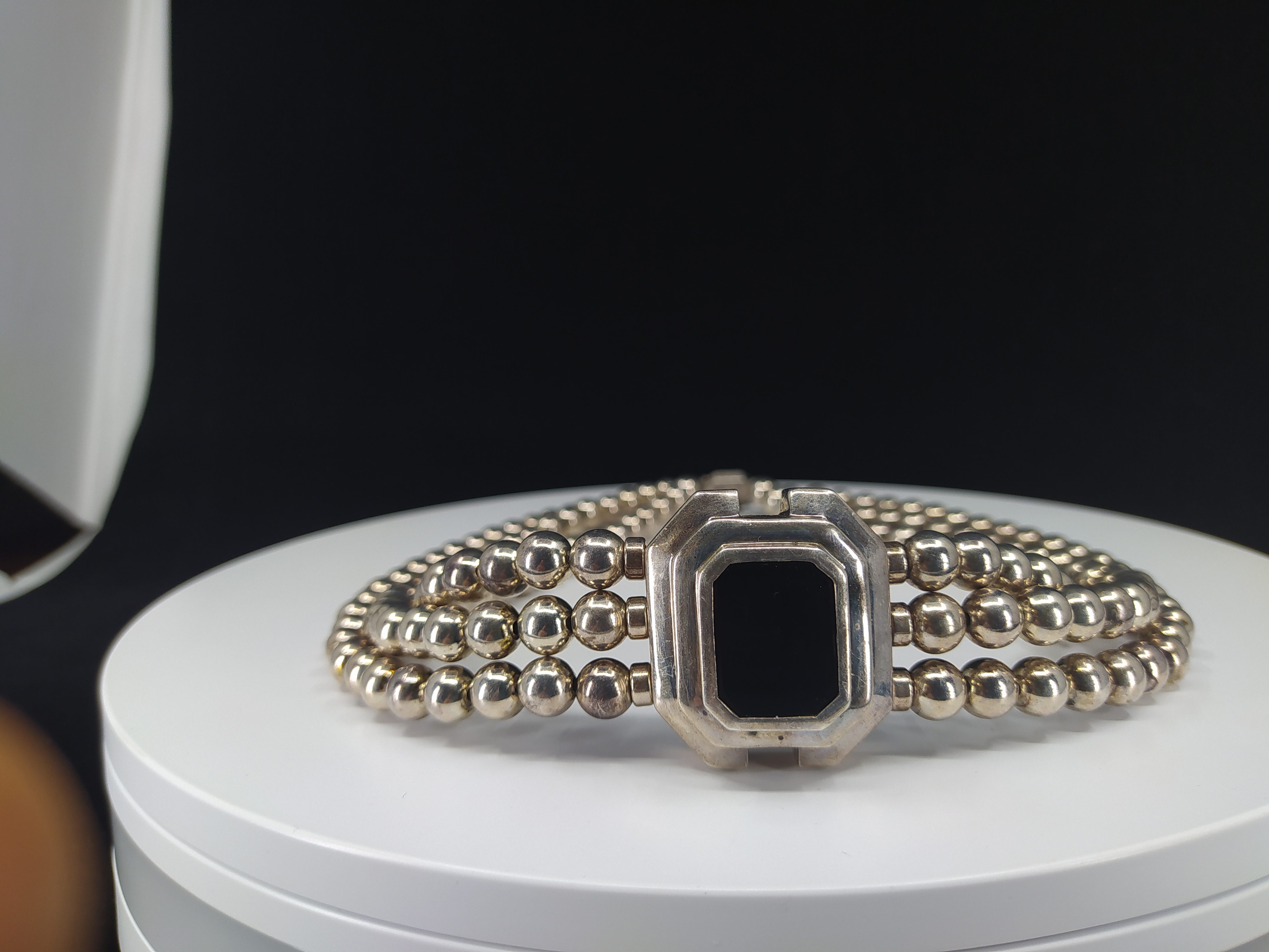 Výrazný stříbrný trojřadý náhrdelník s kamenem, Evropa