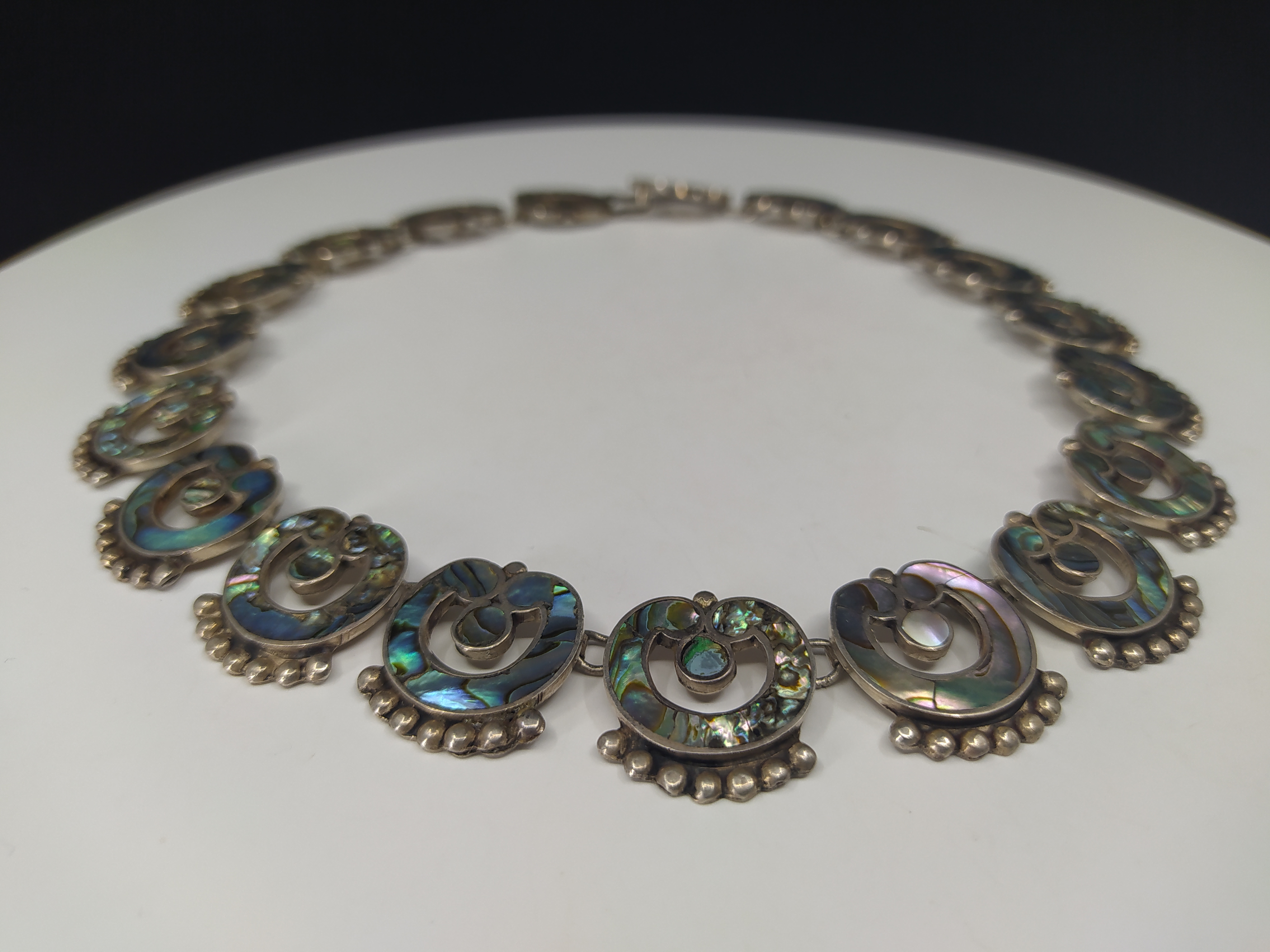 Stříbrný článkový náhrdelník s perletí, motiv granátového jablka, Taxco, Mexiko