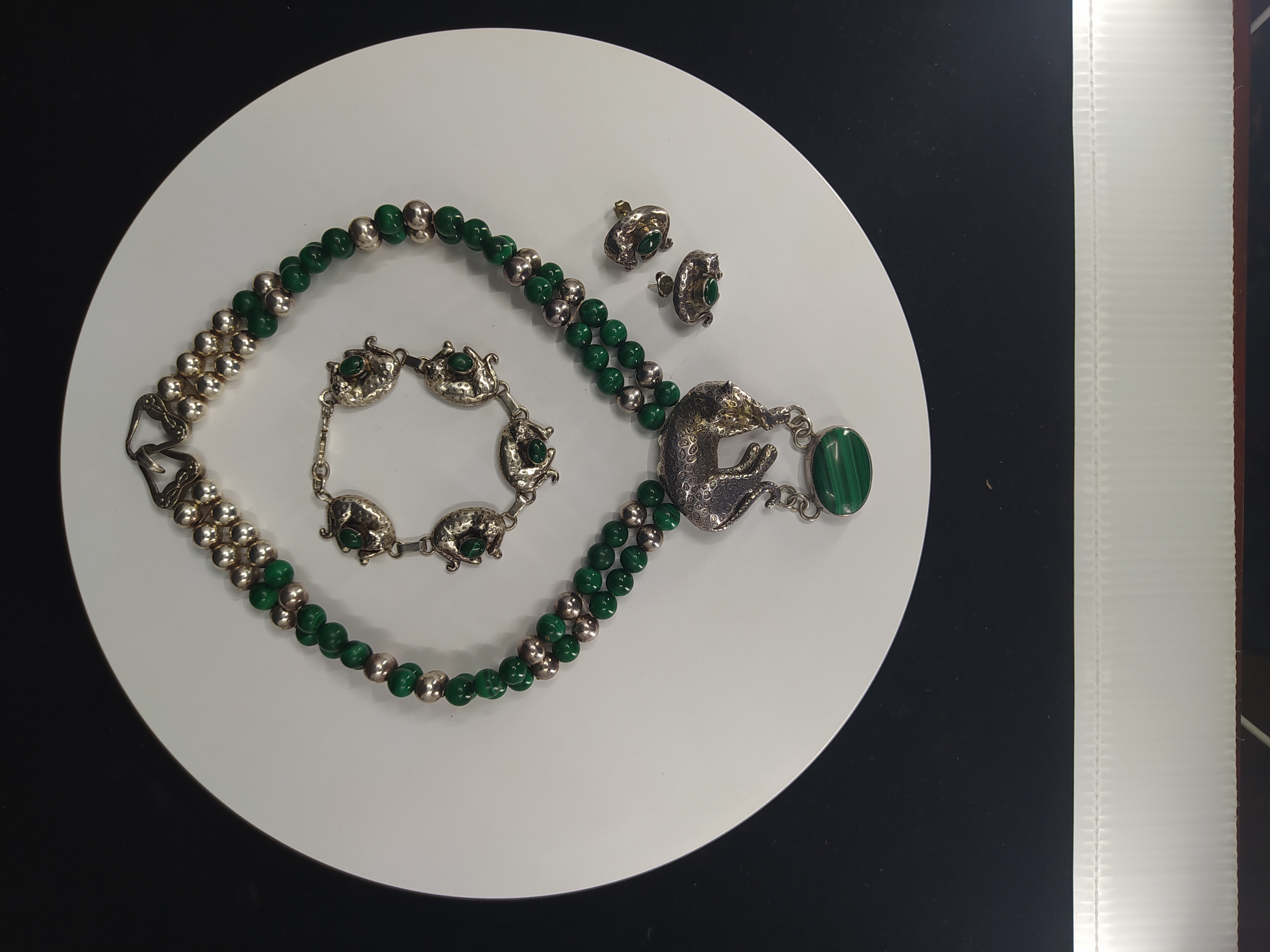 Stříbrný náhrdelník, náramek a náušnice s malachity s motivem Leoparda, Evropa