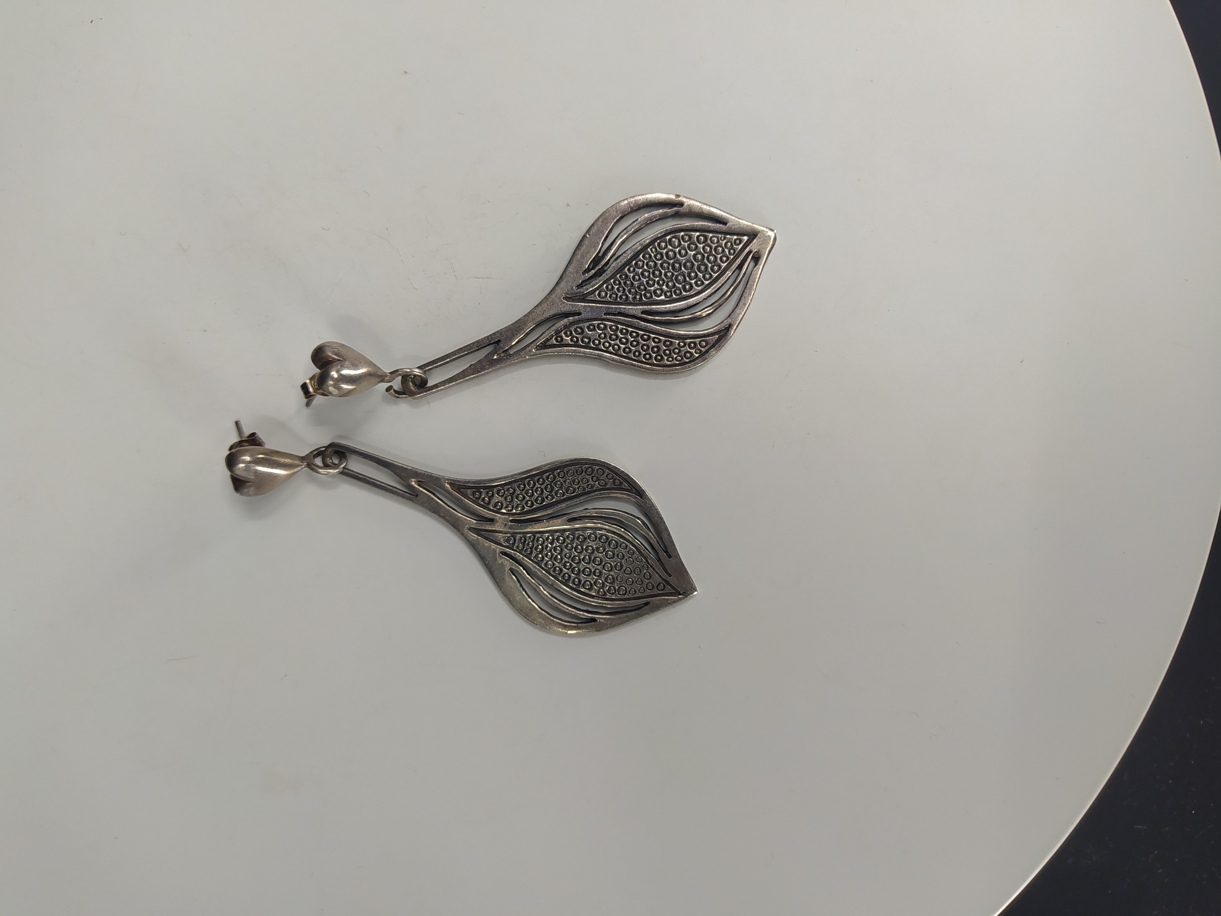 Stříbrné visací náušnice se srdíčkem a motivem granátového jablka, Evropa