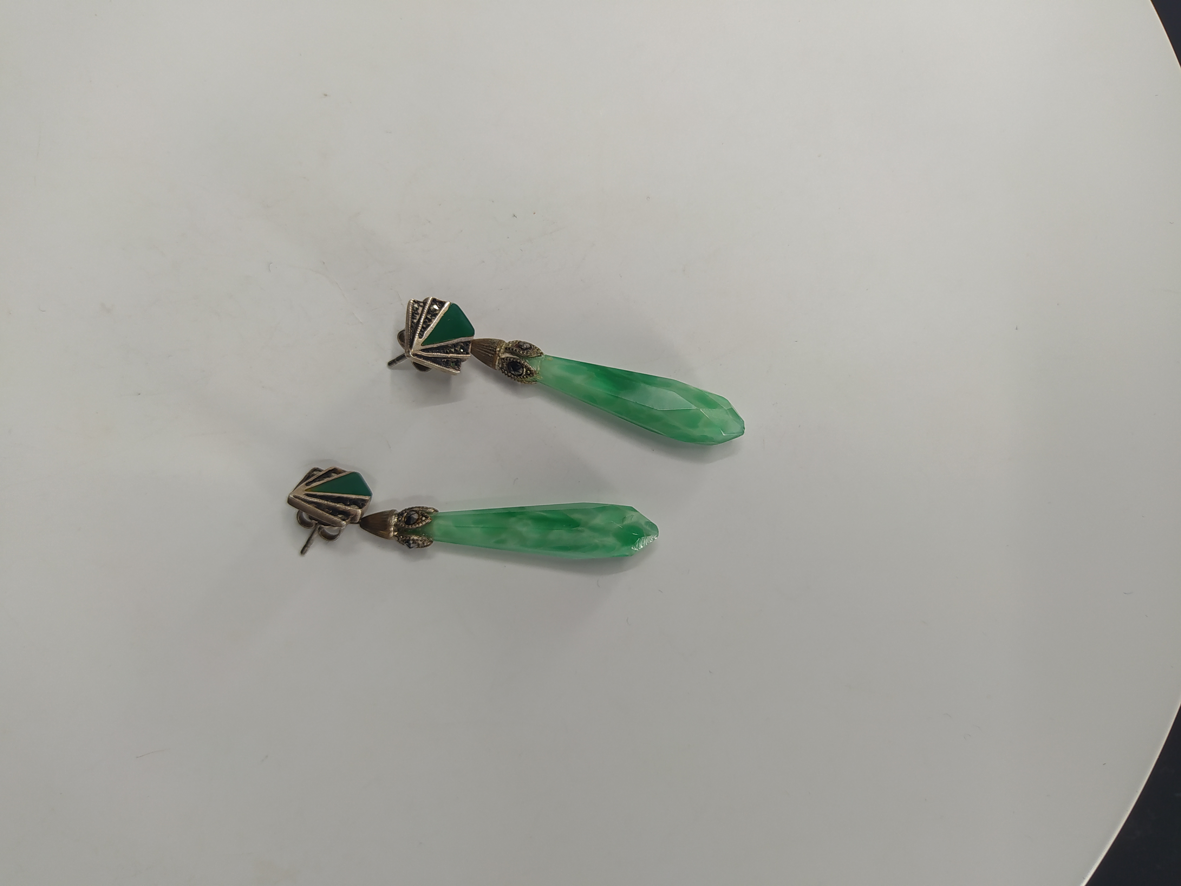 Stříbrné visací náušnice se zeleným kamenem, Německo