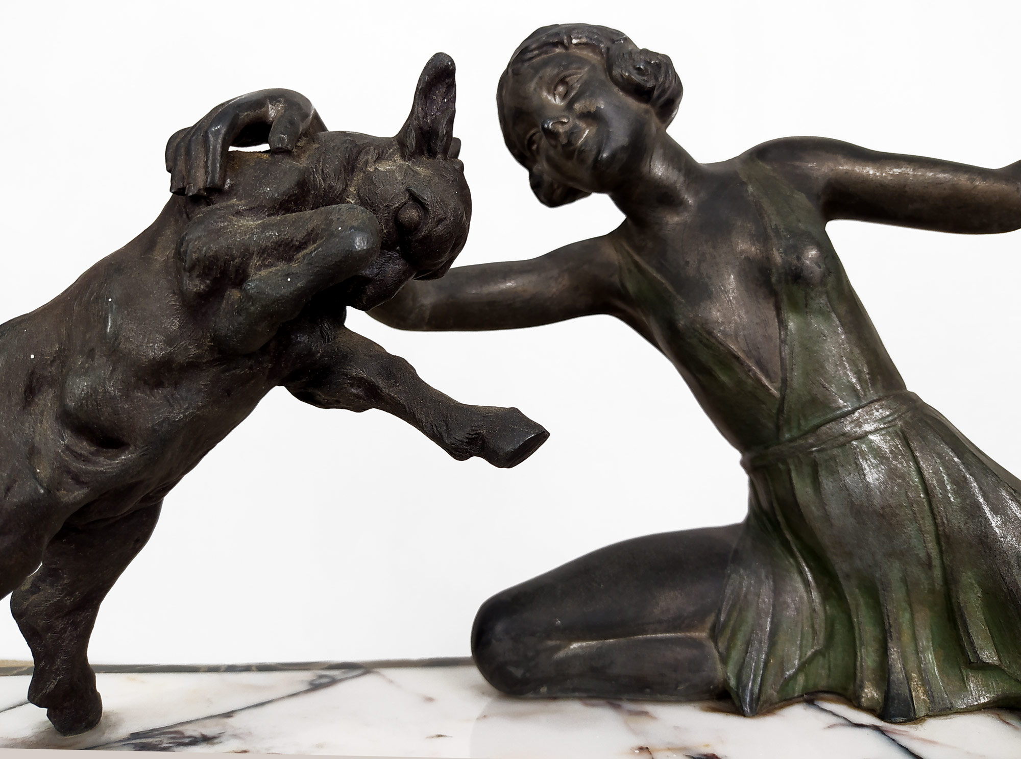Limousin Jacques – Art deco, Dívka s kůzletem, patinovaný bronz na mramorovém podstavci, ca 1920
