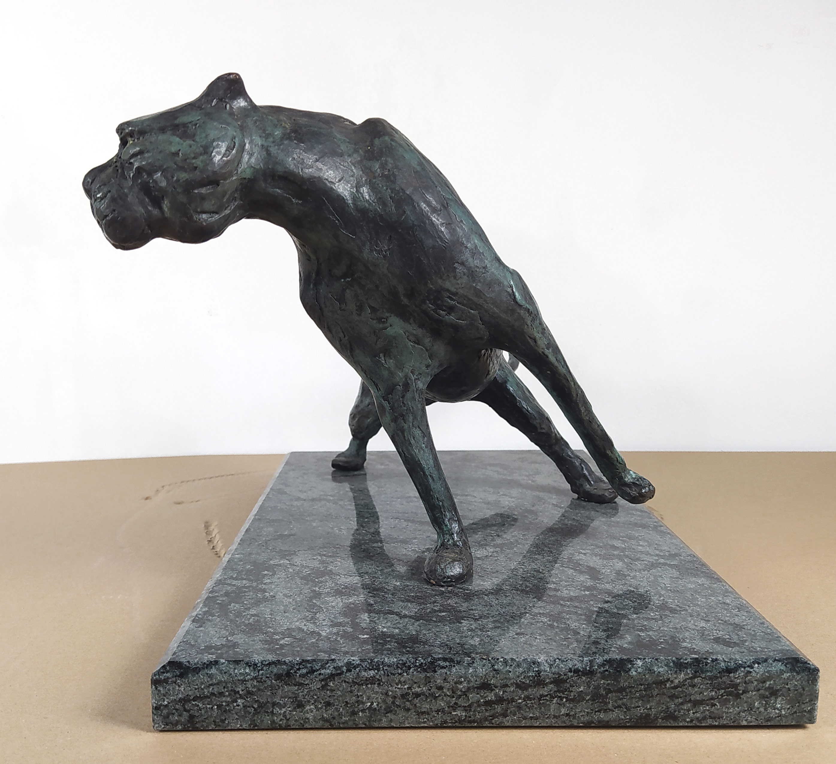 H. v R. – Panter, bronzová socha na mramorovém podstavci, č. ex. 4/6, ca 1930