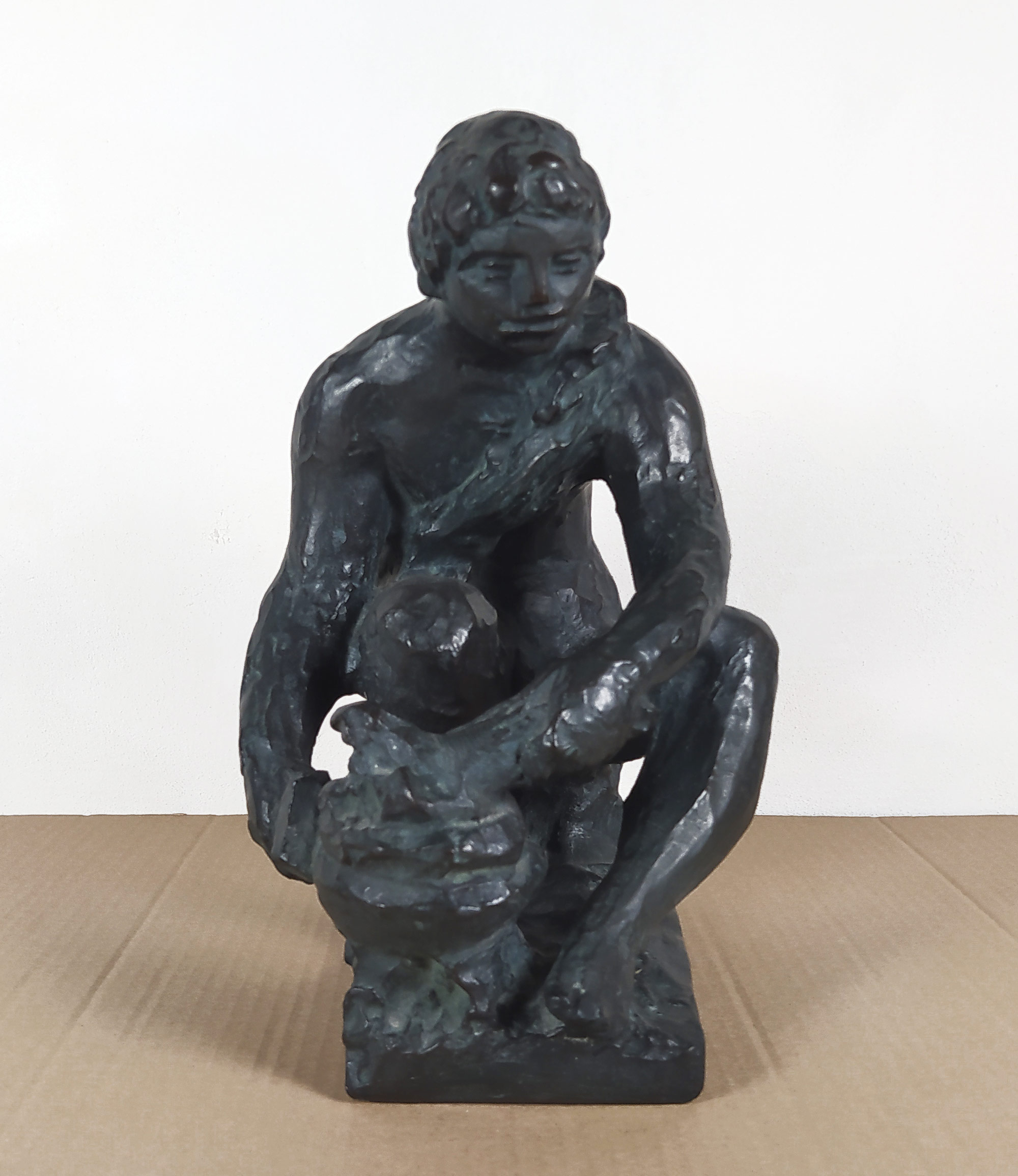 Renoir Pierre-Auguste & Guino Richard – Le Petit Forgeron (1916), patinovaná sádra, pozdější odlitek, 1958–1960