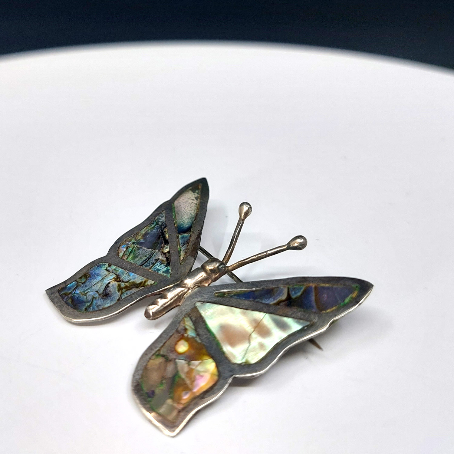 Stříbrná brož ve tvaru motýla s perletí, Cuernavaca, Mexiko