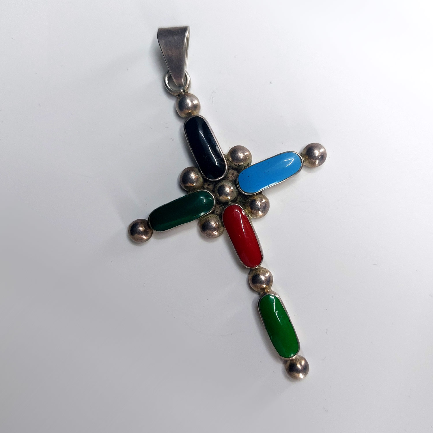 Stříbrný závěs ve tvaru kříže s drahými kameny, Taxco, Mexiko