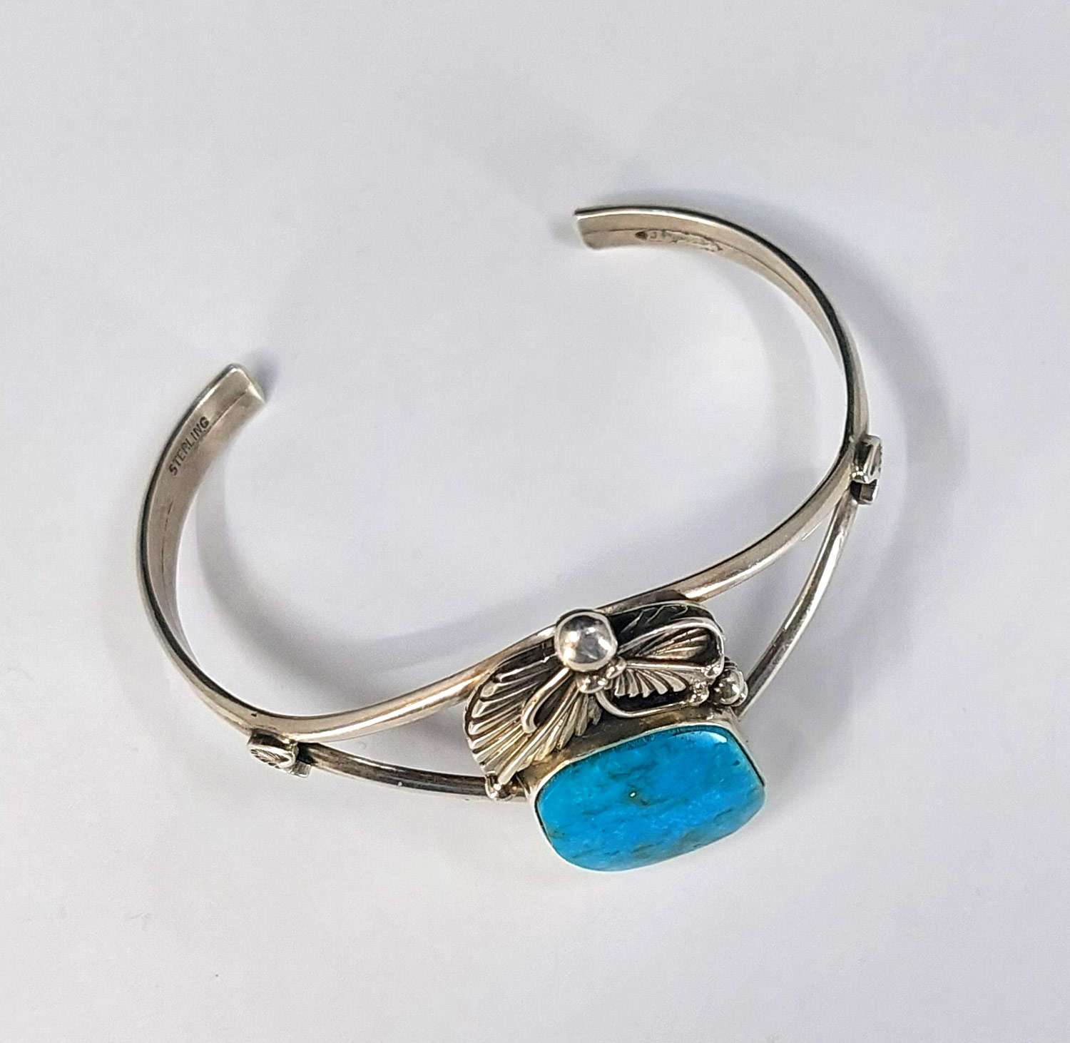 Stříbrný náramek Navajo s tyrkysem, autor: Joe Piaso Jr., Nové Mexiko