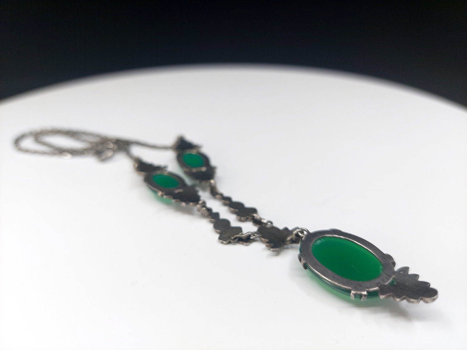 Stříbrný náhrdelník s chrysoprasy a markazity