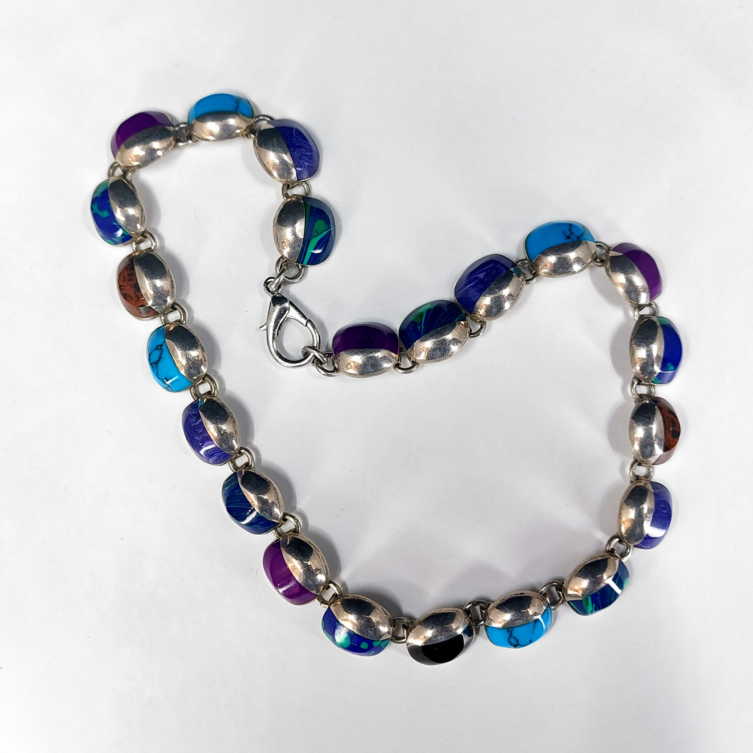 Stříbrný náhrdelník s tyrkysy, onyxy, sodality, jaspisy aj, Mexiko