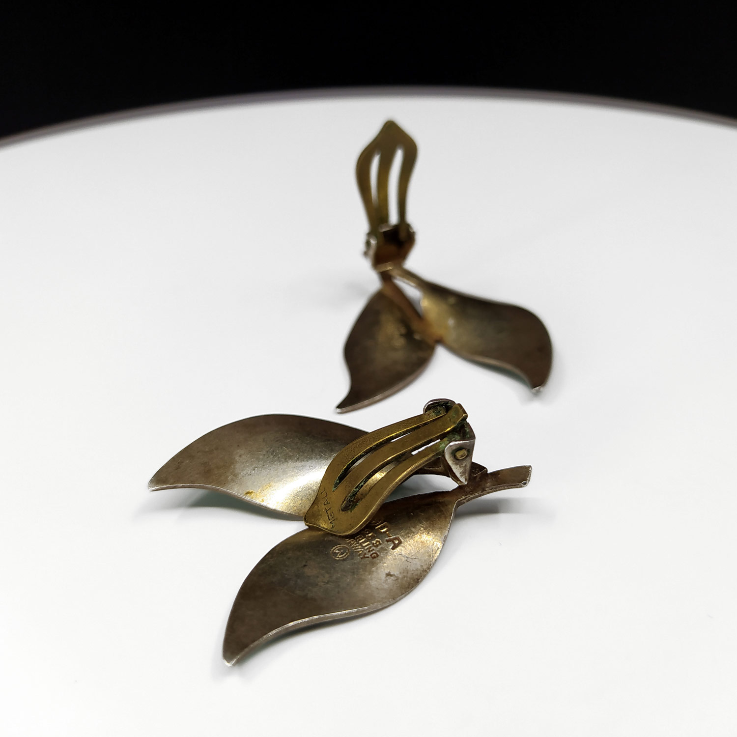 Stříbrné náušnice zdobené emailem, David Anderson, Norsko