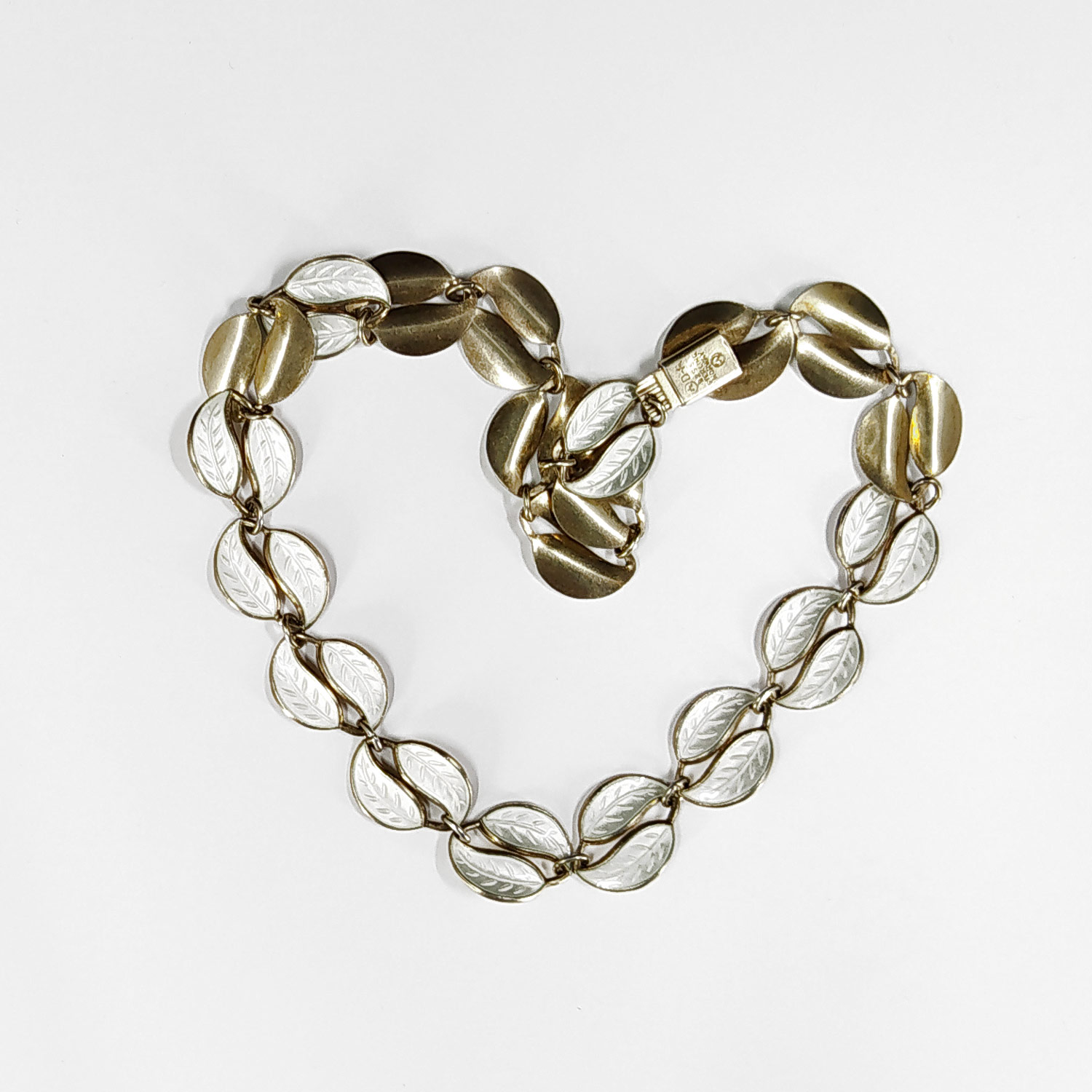 Stříbrný pozlacený náhrdelník zdobený emailem, David Anderson, Norsko