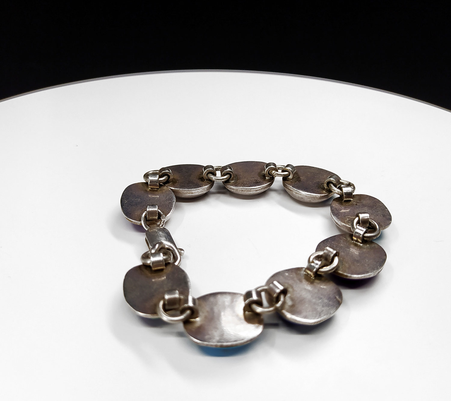 Stříbrný náramek s tyrkysy, onyxy, sodality, azurity, Mexiko