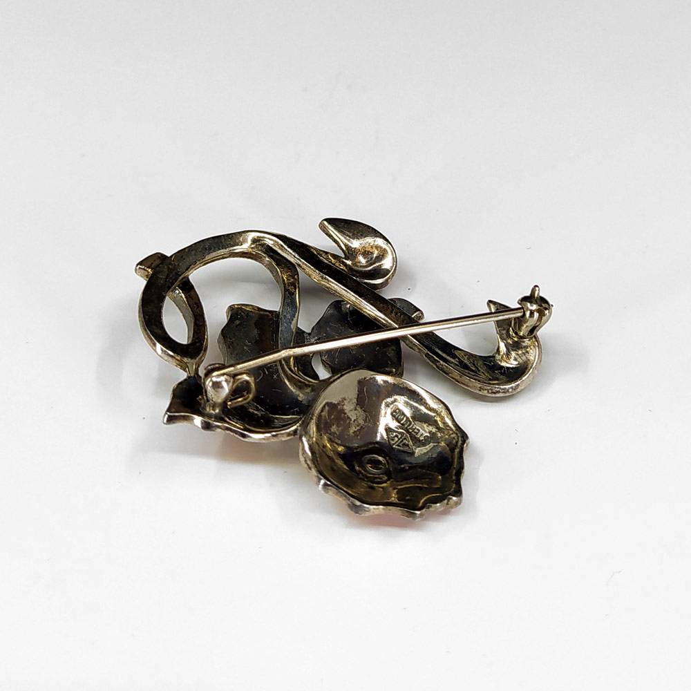 Stříbrná brož se smaltem a markazity, florální motiv, Judith Jack