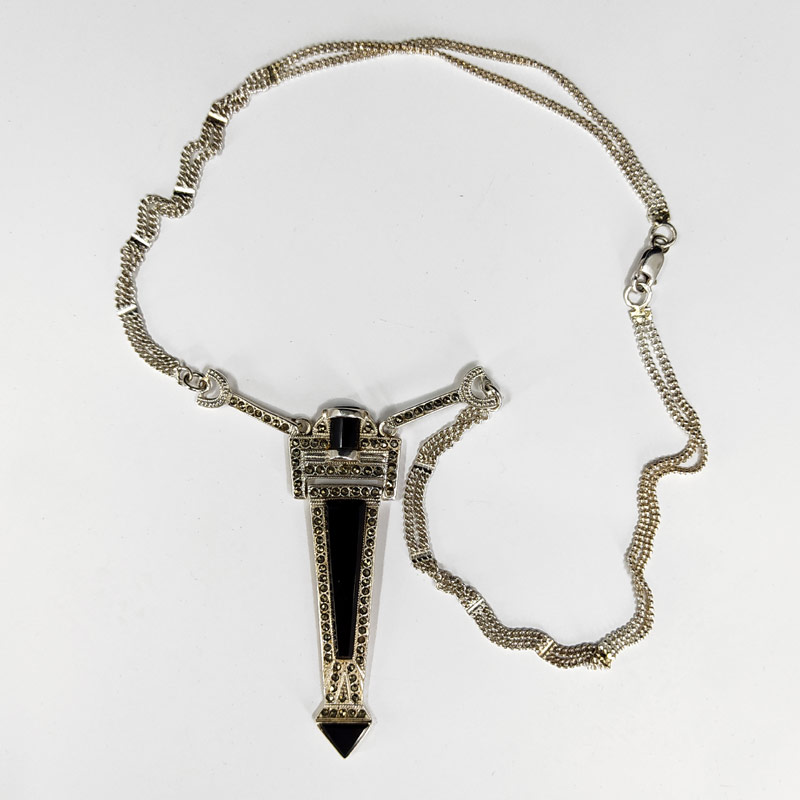 Stříbrný náhrdelník s onyxy a markazity ve stylu Art deco