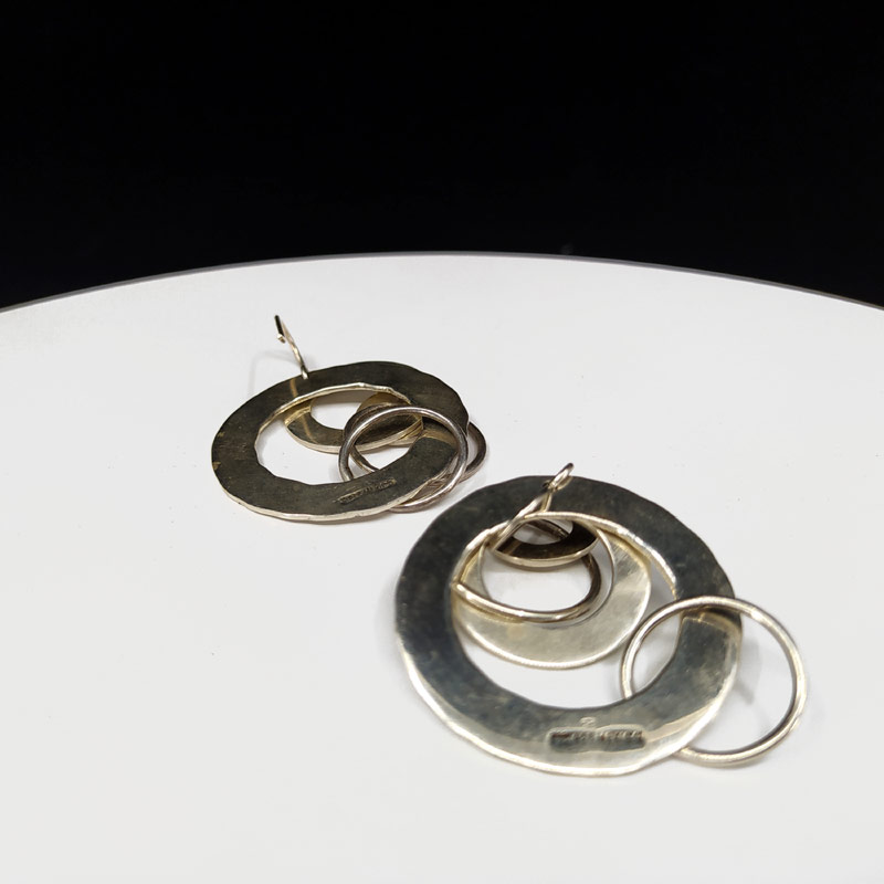 Stříbrné náušnice s kruhovými ověsky, původ: Mexiko