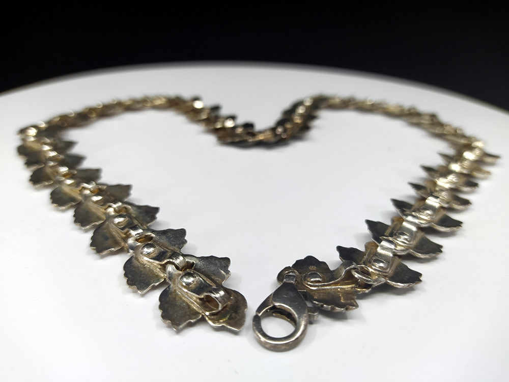 Stříbrný článkový náhrdelník, plastické články ve tvaru lístků