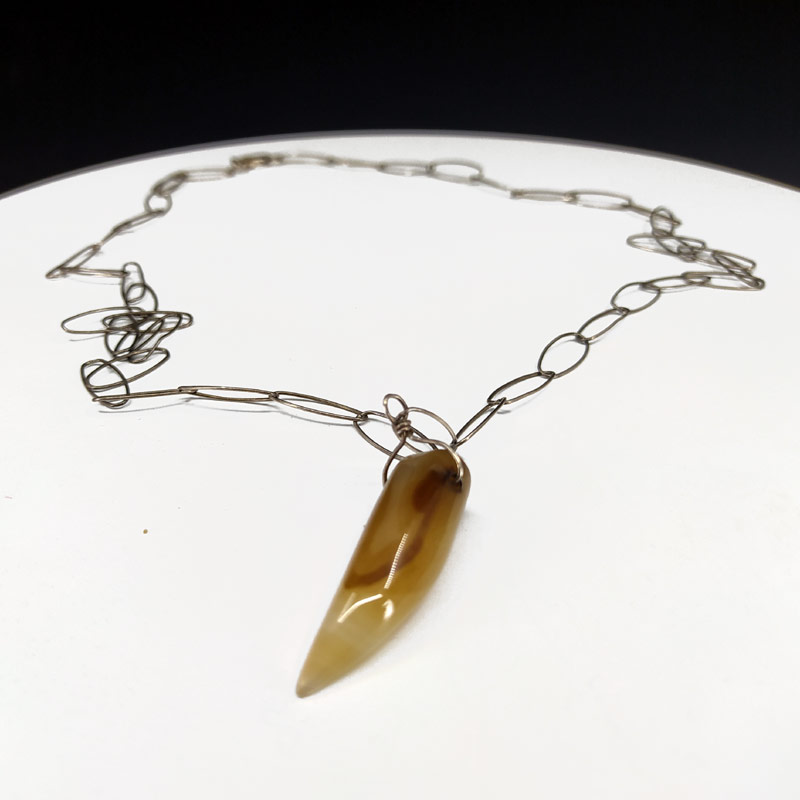 Stříbrný náhrdelník s přívěskem ve tvaru zubu z achátu