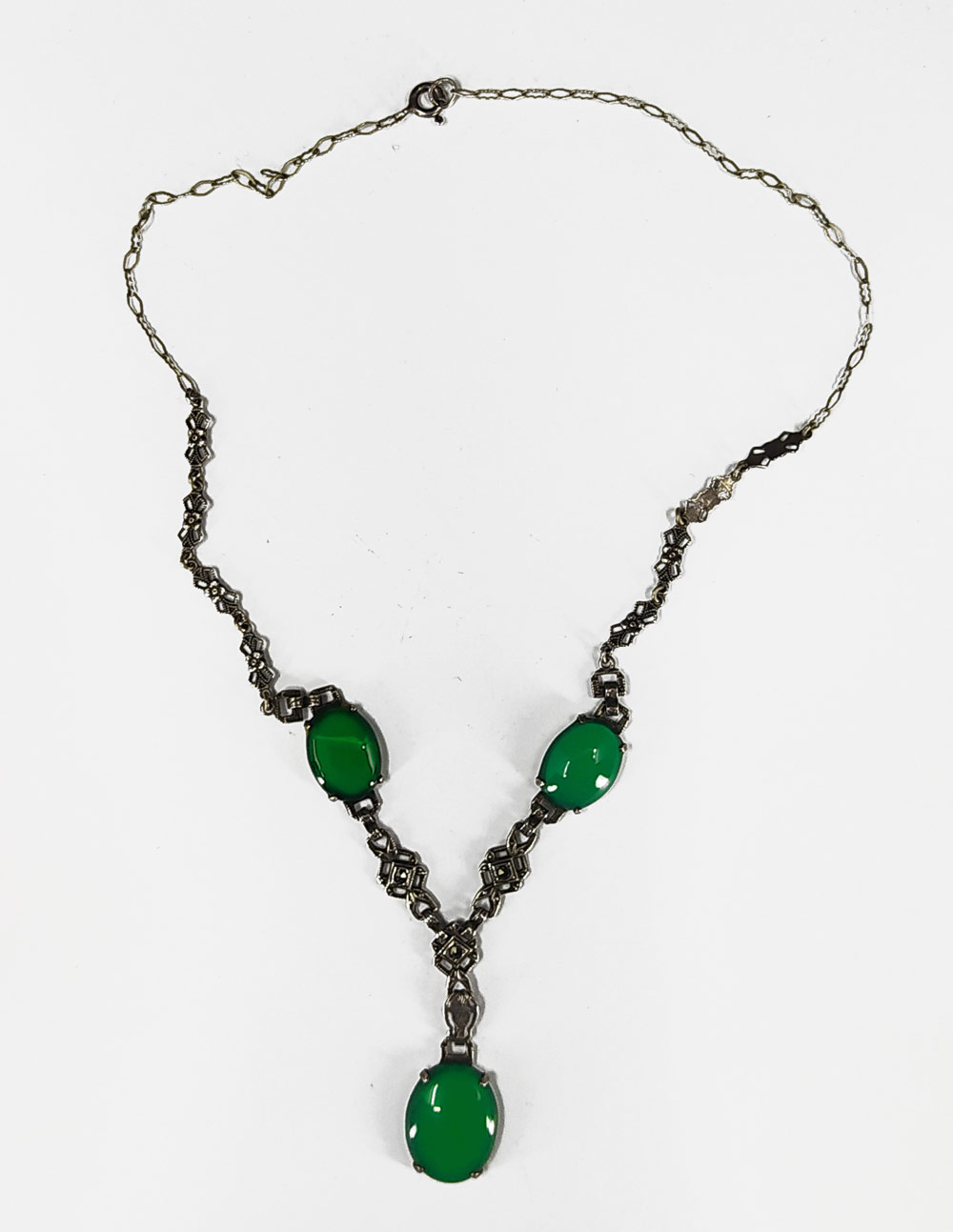 Stříbrný náhrdelník v historizujícím stylu se zelenými kameny
