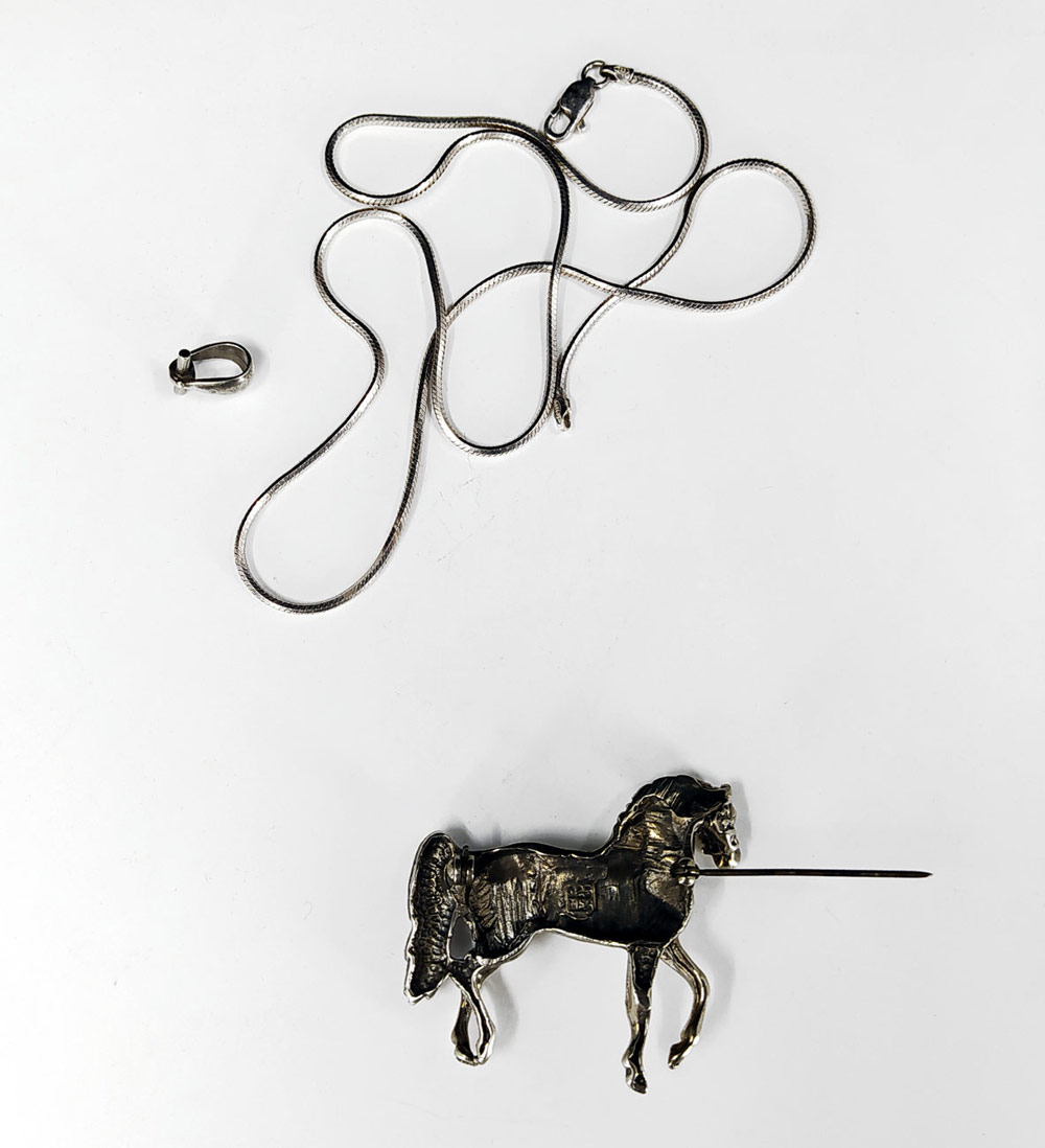 Stříbrný přívěsek i brož ve tvaru koně s řetízkem, Mexiko