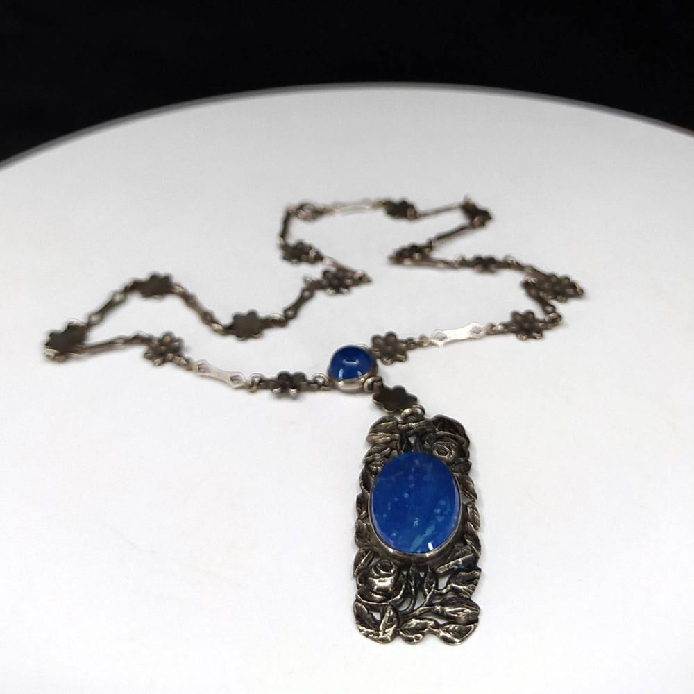 Stříbrný náhrdelník s lapis lazuli s květinovým dekorem