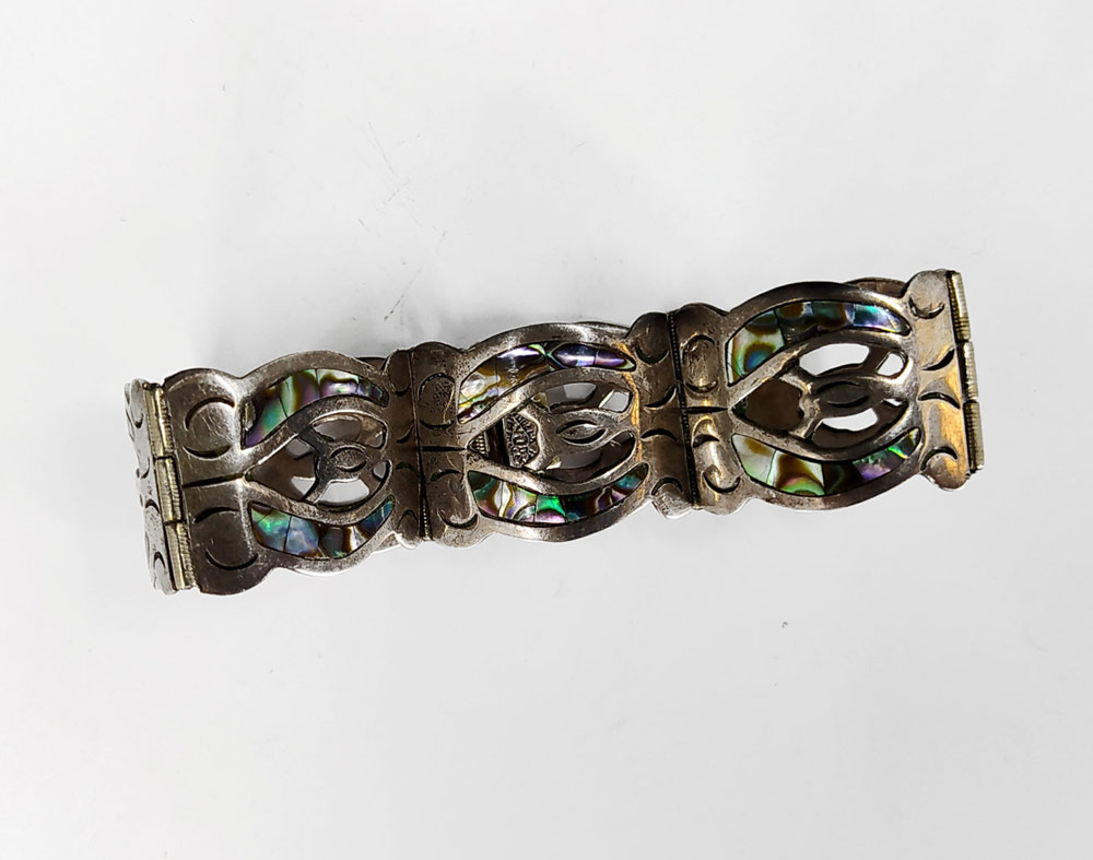 Stříbrný prořezávaný náramek s perletí (Abalone mušle), Mexiko